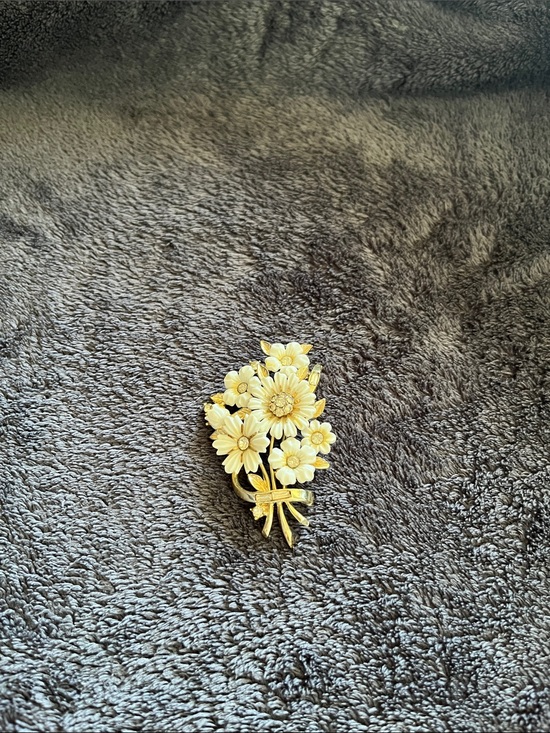 Jewelry - Gold-Tone Floral Bouquet Brooch - Elegant Yellow Flower Pin